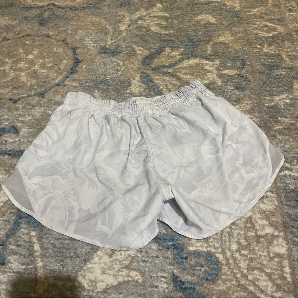 Lululemon Hotty Hot Short II *Long 4" Mini Tropical Shadow White Size 8 W7ATKT